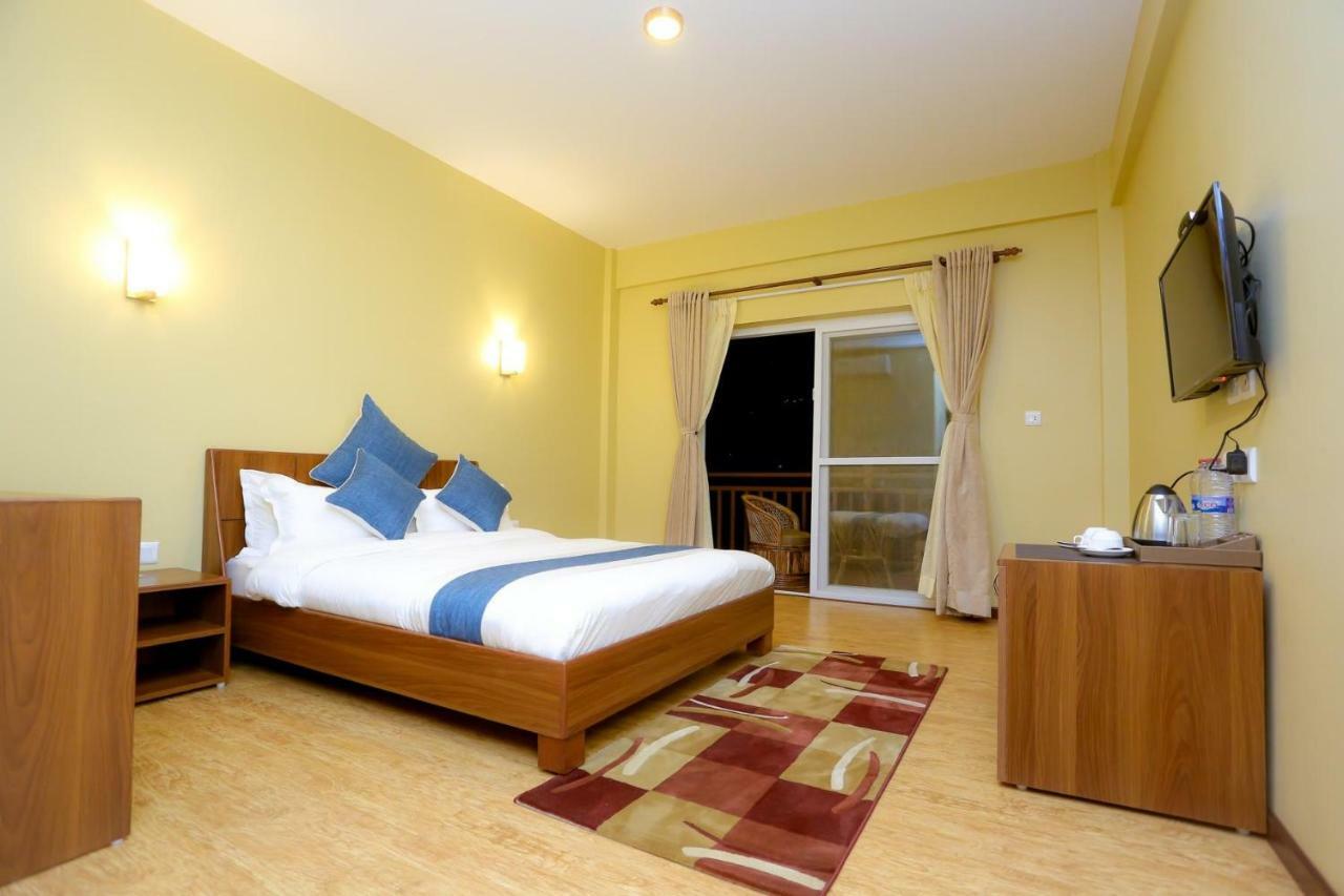Om Gaura Hotel Pokhara Exterior photo